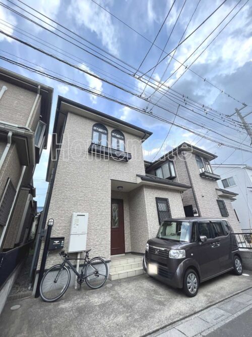 4SLDKの広々間取りです♪新里町小学校、両新田中学校まで徒歩10分程のファミリーの方にオススメです♪(外観)