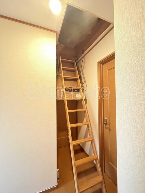約3.5帖分の小屋裏収納あるのでお荷物多い方には特におすすめです♪